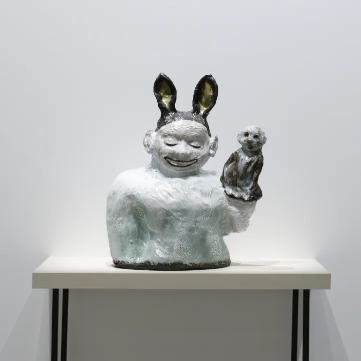 Françoise Pétrovitch | Ventriloque | 2015 | Stoneware, glaze フランソワーズ・ペトロヴィッチ 《腹話術師》 | 2015 | 陶土、釉薬 Courtesy of the artist and Semiose, Paris
