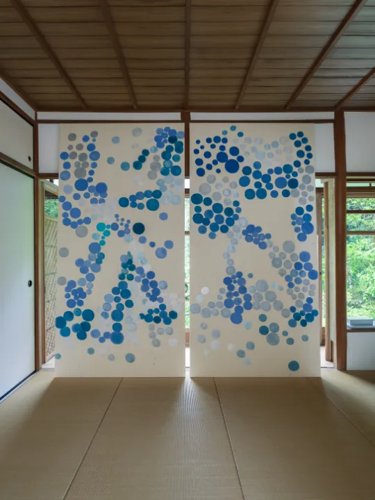 アンジュ・ミケーレ《circular skies》2021年, acrylic on Japanese paper mounted on panel, 220x110cm Copyright the artist, Courtesy of ShugoArts, Photo by Yasushi Ichikawa