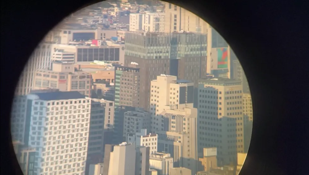 세바스티안 쾨크, 무제, 인왕산에서 망원경으로 촬영한 영상의 스크린숏, 2024/ Sebastian Koeck, untitled, screenshot of a video shot from Inwangsan through monocular, 2024