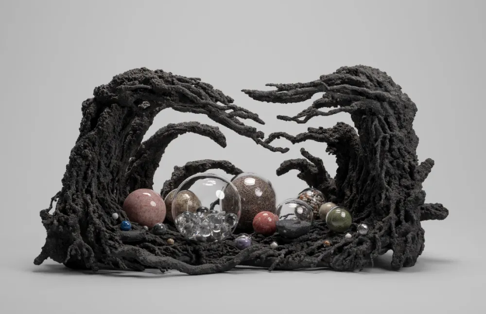 名和晃平《Cells in the Grotto》2025、mixed media、455×955×495 mm、photo: Nobutada OMOTE