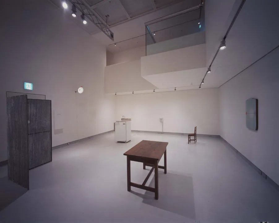 《2002-11 イエ》、資生堂ギャラリー 東京、撮影:桜井ただひさ