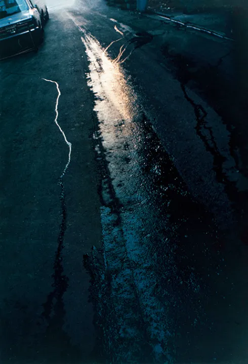 中平卓馬《「氾濫」より》1971年、発色現像方式印画、42.0×29.0cm 東京国立近代美術館 ©Gen Nakahira